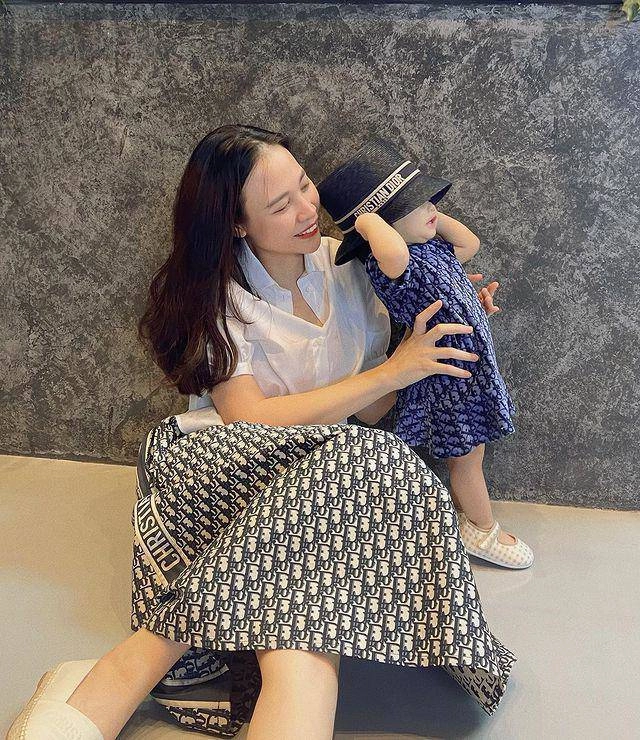 Chập chững biết đi thế lực nhí nhà cường đô la đã diện đồ tạo dáng cực chuyên nghiệp - 8