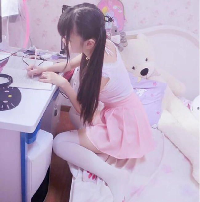 Cô bé tiểu học khoe ảnh nóng trên mạng xã hội thái độ của phụ huynh mới bất ngờ - 5