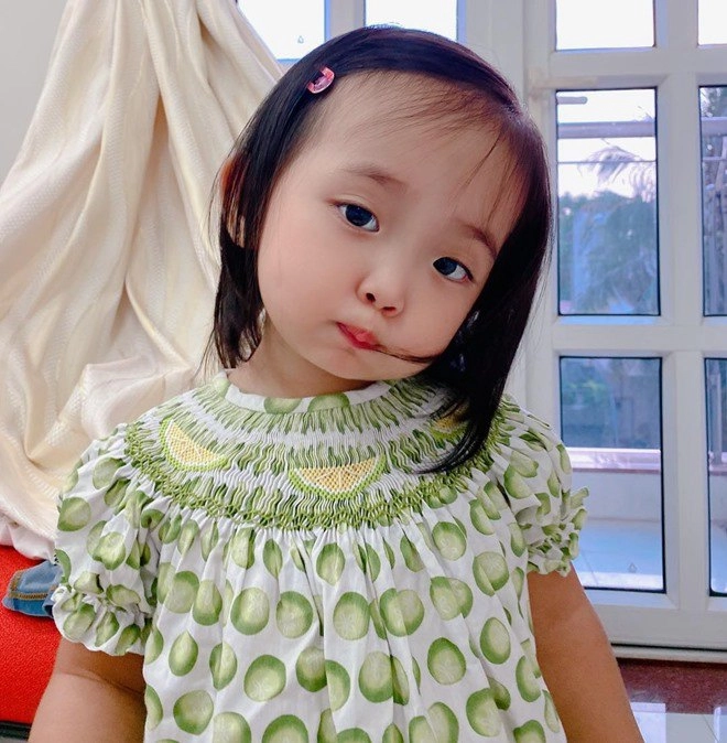 Con gái khánh thi phan hiển càng lớn càng xinh giống bố như đúc nhưng đôi mắt đẹp của mẹ - 14