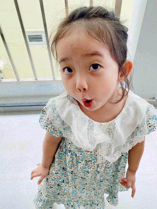 Con gái khánh thi phan hiển càng lớn càng xinh giống bố như đúc nhưng đôi mắt đẹp của mẹ - 15