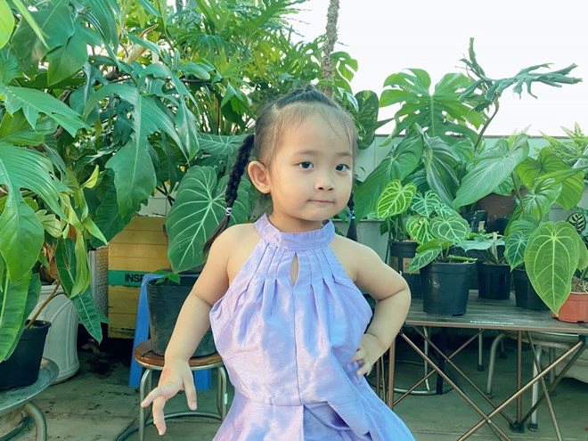 Con gái khánh thi phan hiển càng lớn càng xinh giống bố như đúc nhưng đôi mắt đẹp của mẹ - 16