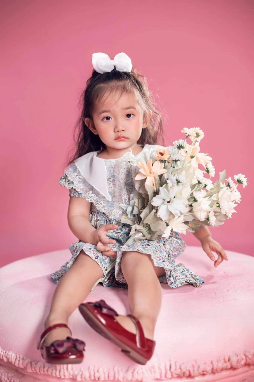 Con gái khánh thi phan hiển càng lớn càng xinh giống bố như đúc nhưng đôi mắt đẹp của mẹ - 17