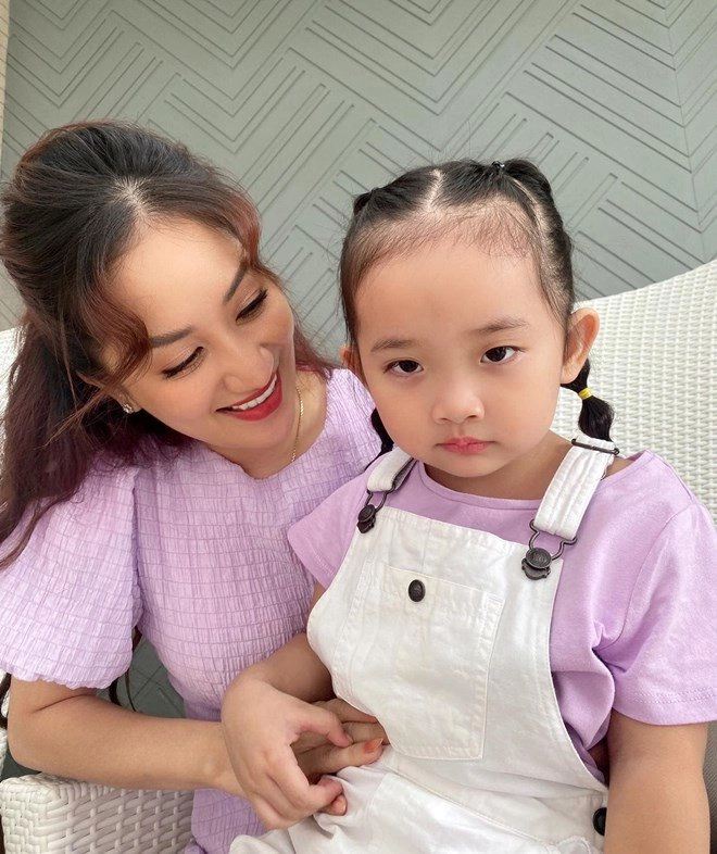 Con gái khánh thi phan hiển càng lớn càng xinh giống bố như đúc nhưng đôi mắt đẹp của mẹ - 19