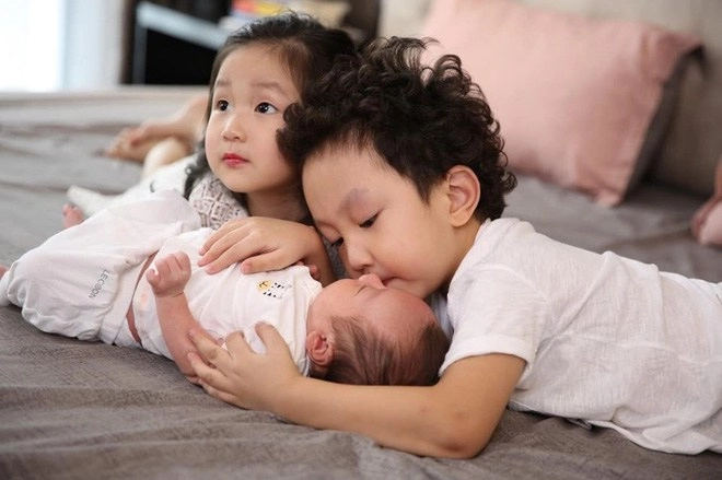 Con gái tuấn hưng ôm cổ bố tình cảm hát nhìn khung cảnh phía sau mà bật cười - 7