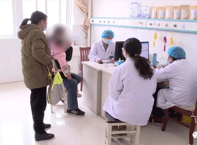 Con sốt 40 độ giữa trời lạnh bà cởi bớt quần áo nhìn bên trong thì hoảng hồn - 1