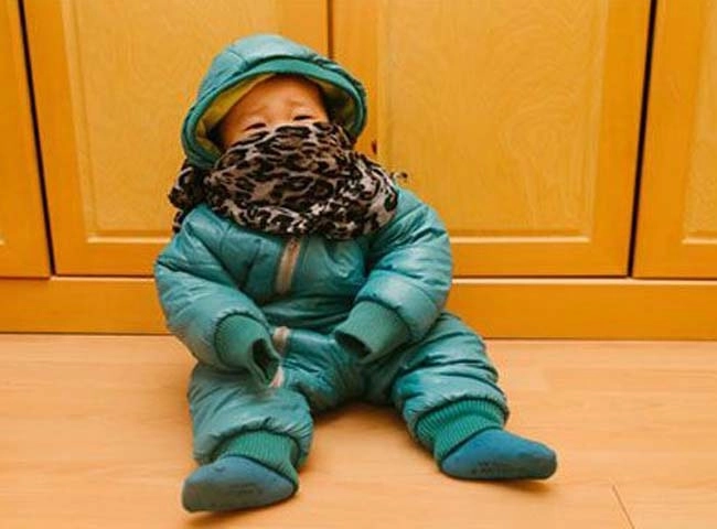 Con sốt 40 độ giữa trời lạnh bà cởi bớt quần áo nhìn bên trong thì hoảng hồn - 3