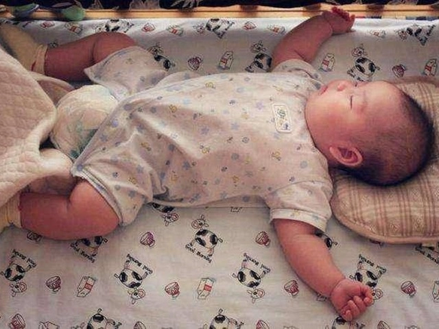Con sốt 40 độ giữa trời lạnh bà cởi bớt quần áo nhìn bên trong thì hoảng hồn - 5