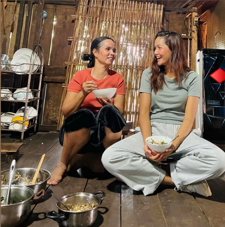 Đăng quang nửa thập kỷ hhen niê vẫn mặc đồ cũ túi hiệu chỉ để đựng muối ớt - 2
