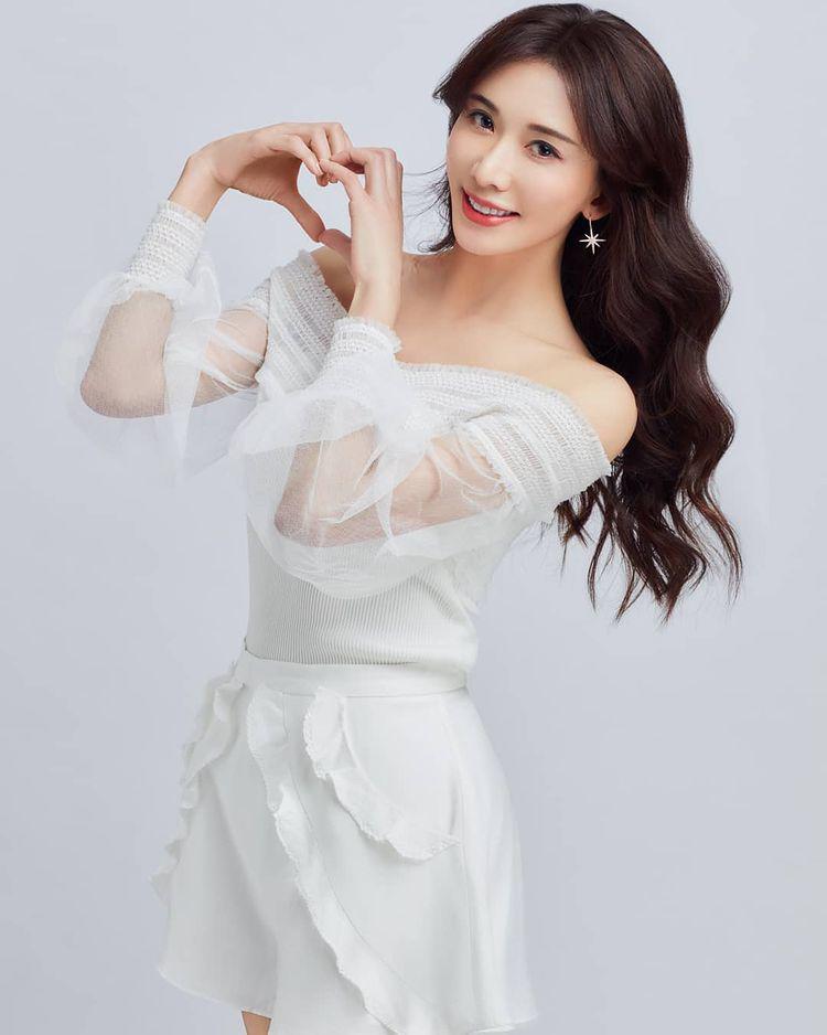 Đệ nhất chân dài đài loan lâm chí linh mặt cứng đờ vì tiêm botox lố tay - 6