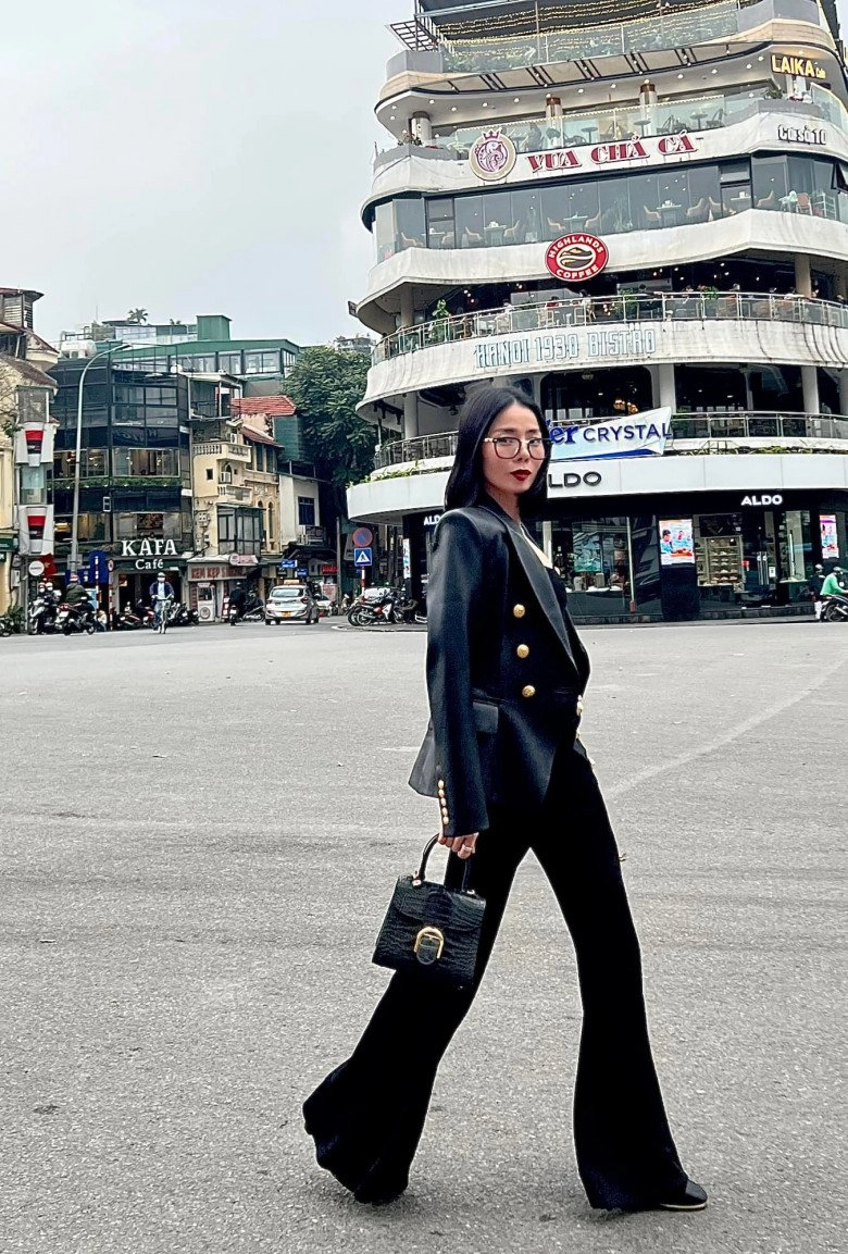 Đi chấm thi miss world vietnamlệ quyên lọt thỏm giữa dàn hoa hậu vẫnnổi bật nhờ mặclạc quẻ - 7