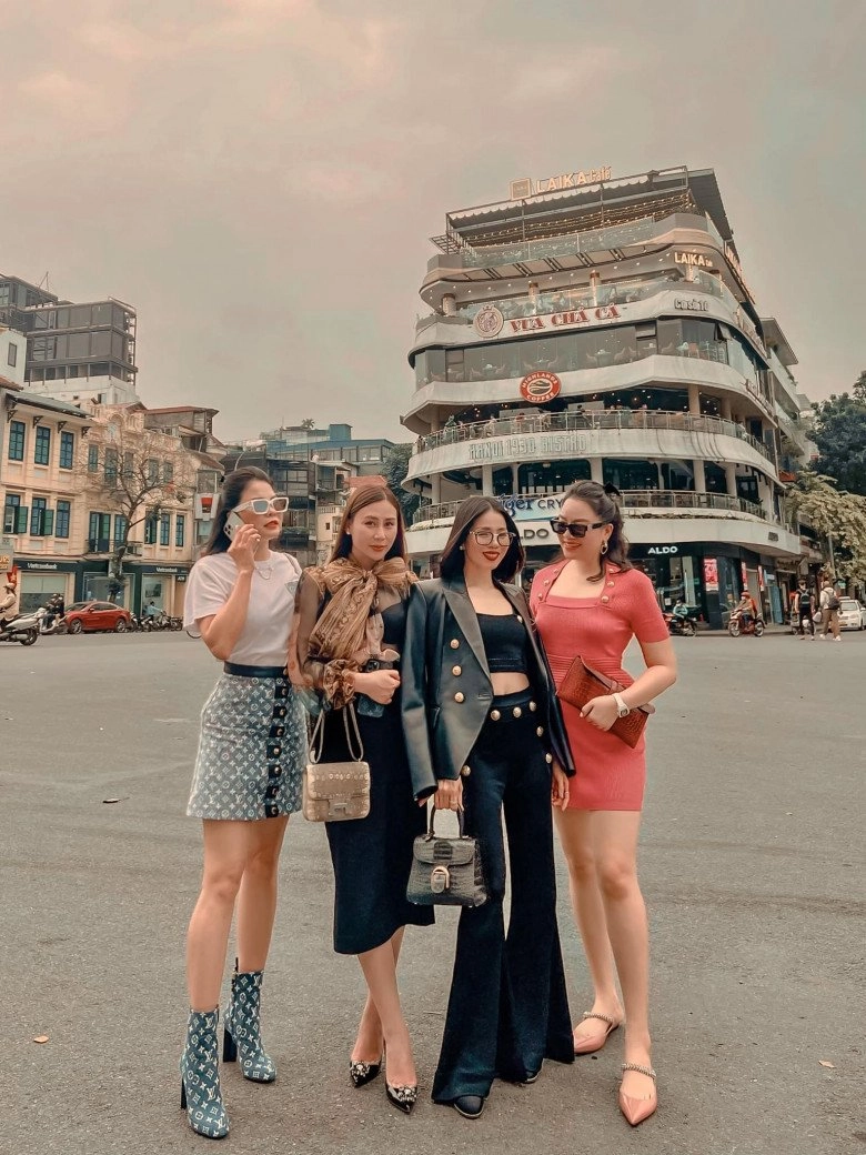 Đi chấm thi miss world vietnamlệ quyên lọt thỏm giữa dàn hoa hậu vẫnnổi bật nhờ mặclạc quẻ - 8
