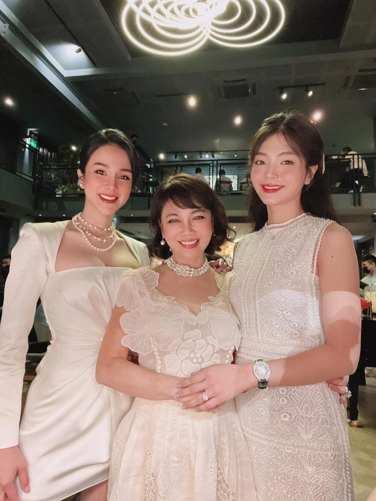 Diệp lâm anh hội ngộ mẹ chồng và em dâu nhan sắc cả nhà được khen ngợi không ngớt - 1