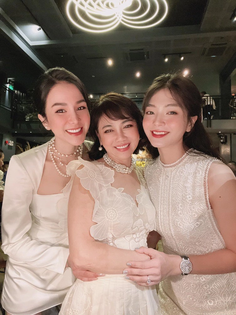 Diệp lâm anh hội ngộ mẹ chồng và em dâu nhan sắc cả nhà được khen ngợi không ngớt - 2