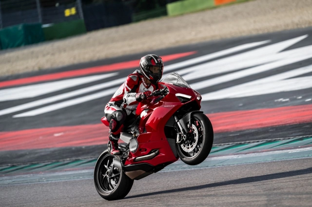 Ducati panigale v2 chuẩn bị ra mắt đná trong vài ngày tới - 1