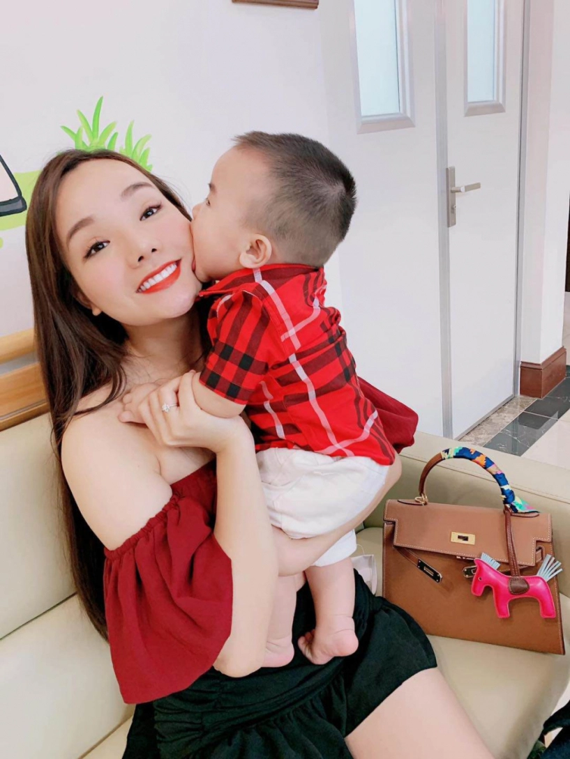 Hotgirl bóng đá vtv đi làm hớp hồn giám đốc sinh con xong ở nhà 40 tỷ - 12