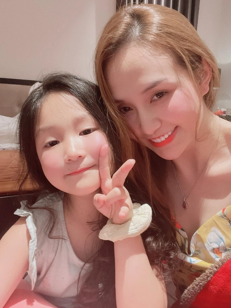 Ngưng ca hát ở nhà nấu cơm rửa bát chăm con tuấn hưng được cô con gái xinh hệt mẹ - 1
