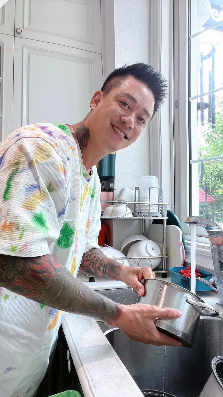 Ngưng ca hát ở nhà nấu cơm rửa bát chăm con tuấn hưng được cô con gái xinh hệt mẹ - 11