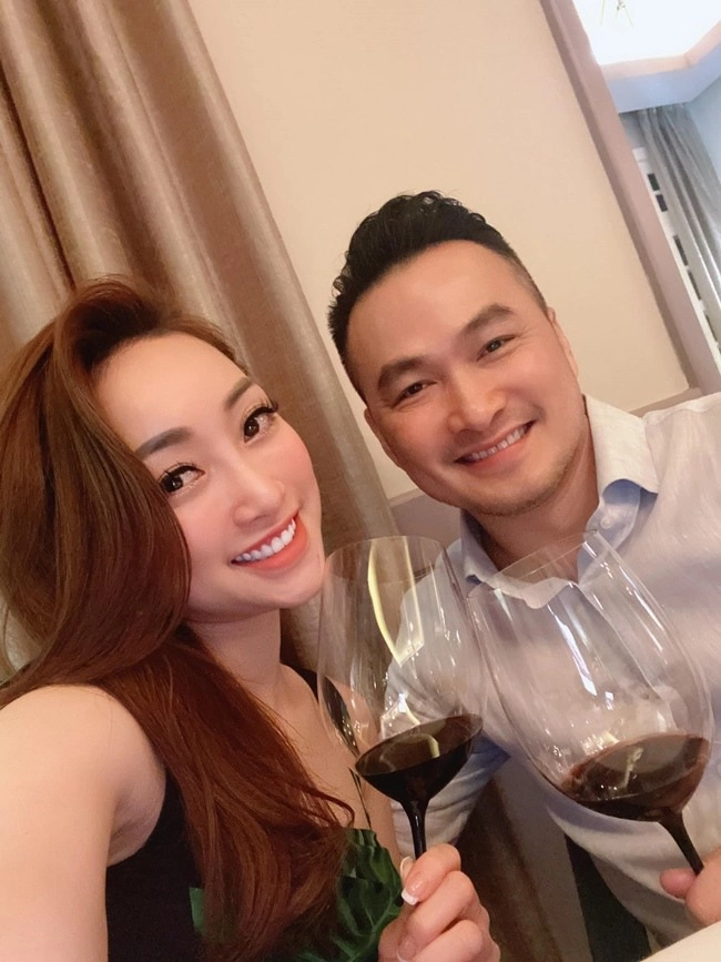 Nữ ceo đẹp ngang ngọc trinh lấy chồng hơn 16 tuổi con riêng của chồng nhận xét thế này - 1