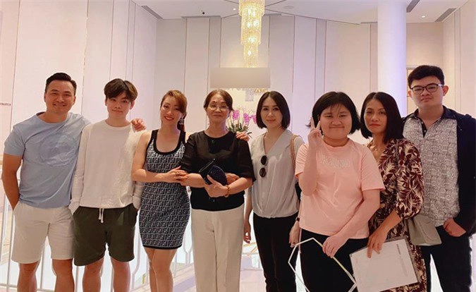 Nữ ceo đẹp ngang ngọc trinh lấy chồng hơn 16 tuổi con riêng của chồng nhận xét thế này - 11