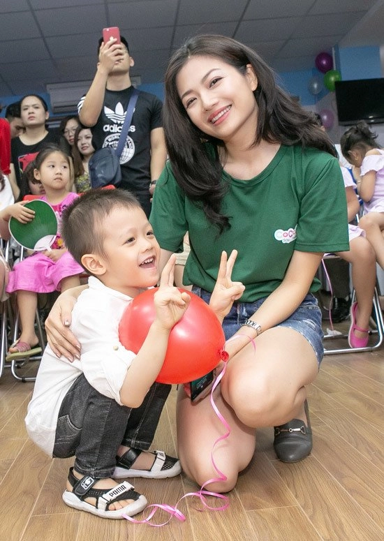 Nữ diễn viên làm vợ mạnh trường ngoài đời u41 trẻ như gái đôi mươi có con trai 9 tuổi - 7