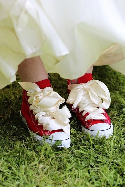 Từ món thời trang bị chê không hợp giày sneakers giờ là bá chủ tại lễ cưới hỏi - 13