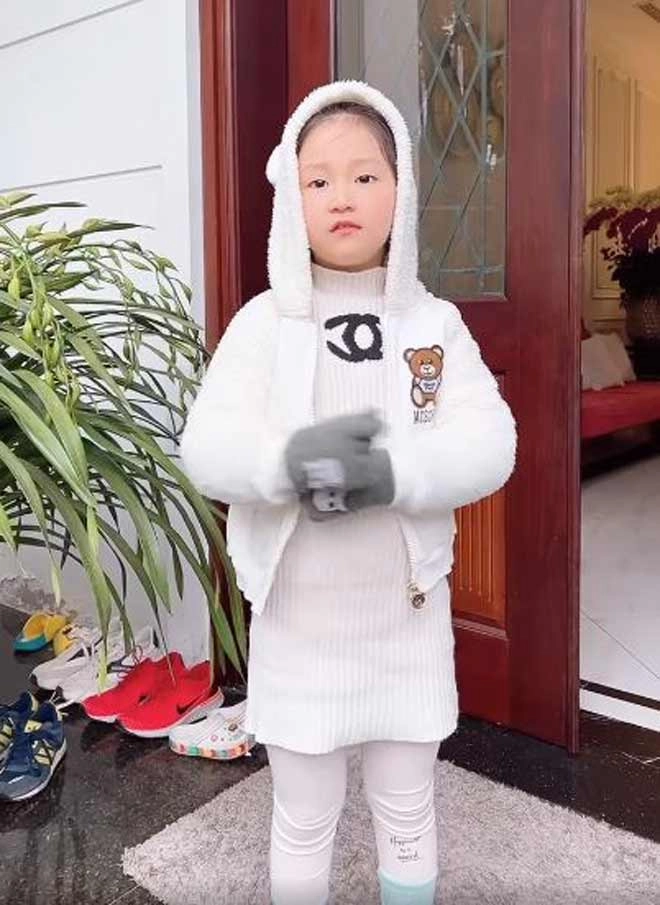 Tuấn hưng khoe con gái lớn xinh như công chúa ngoan ngoãn và rất lễ phép - 3