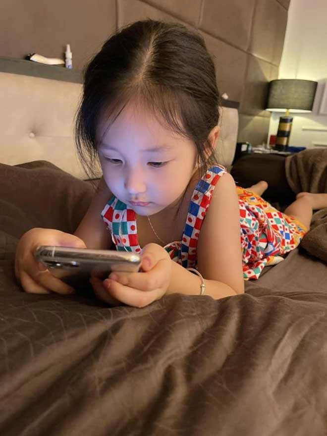 Tuấn hưng khoe con gái lớn xinh như công chúa ngoan ngoãn và rất lễ phép - 5
