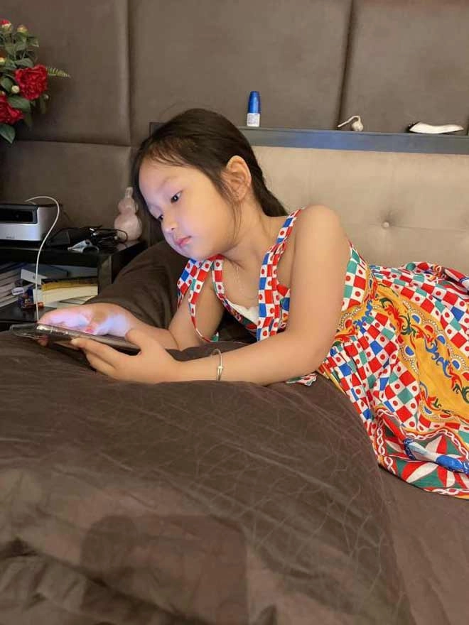 Tuấn hưng khoe con gái lớn xinh như công chúa ngoan ngoãn và rất lễ phép - 6
