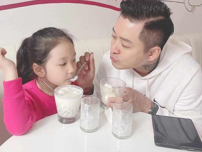 Tuấn hưng khoe con gái lớn xinh như công chúa ngoan ngoãn và rất lễ phép - 9