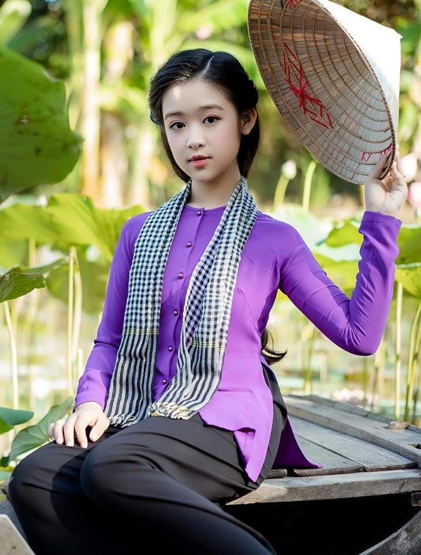 Ăn mặc hiện đại nhưng thiên thần bảo ngọc vẫn không bỏ quên chiếc áo cội nguồn này - 14