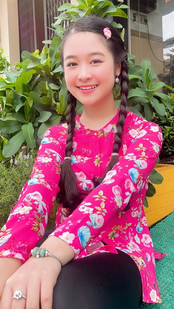 Ăn mặc hiện đại nhưng thiên thần bảo ngọc vẫn không bỏ quên chiếc áo cội nguồn này - 16