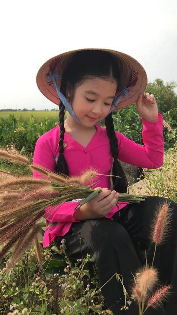 Ăn mặc hiện đại nhưng thiên thần bảo ngọc vẫn không bỏ quên chiếc áo cội nguồn này - 17