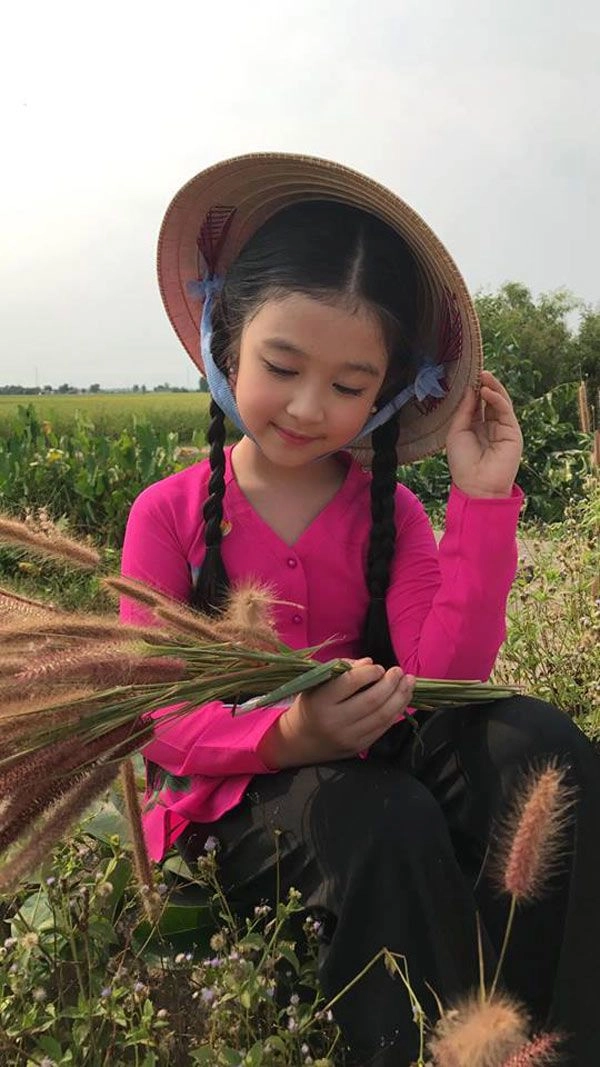 Ăn mặc hiện đại nhưng thiên thần bảo ngọc vẫn không bỏ quên chiếc áo cội nguồn này - 18