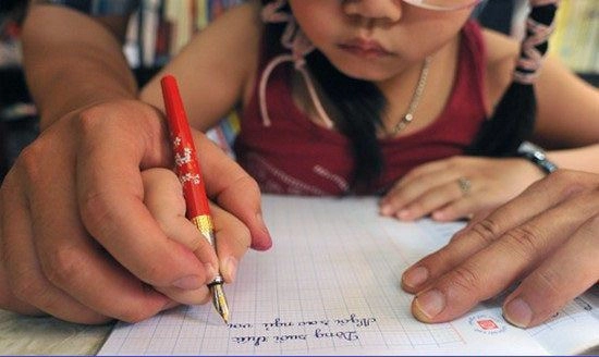 Anh học lớp 1 dạy em cáchviết chữ a đầy thông minh mọi người cô giáo sẽ gạchsai - 4