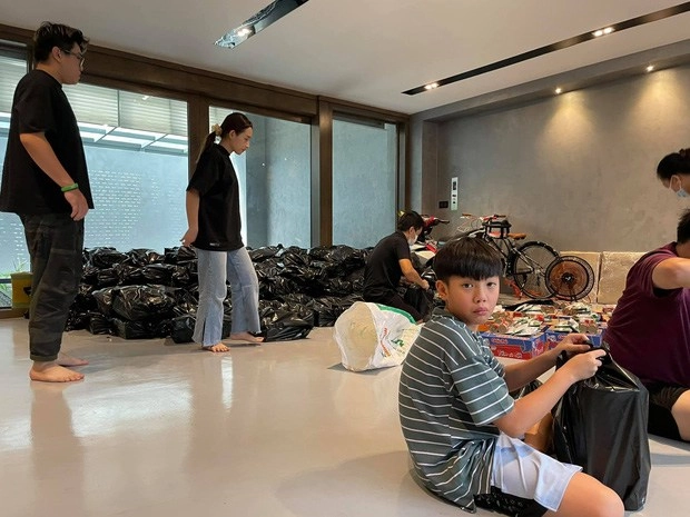 Cậu ấm cô chiêu cứu trợ mùa dịch subeo giúp cường đôla phát mì con lệ quyên vác bình oxy - 4