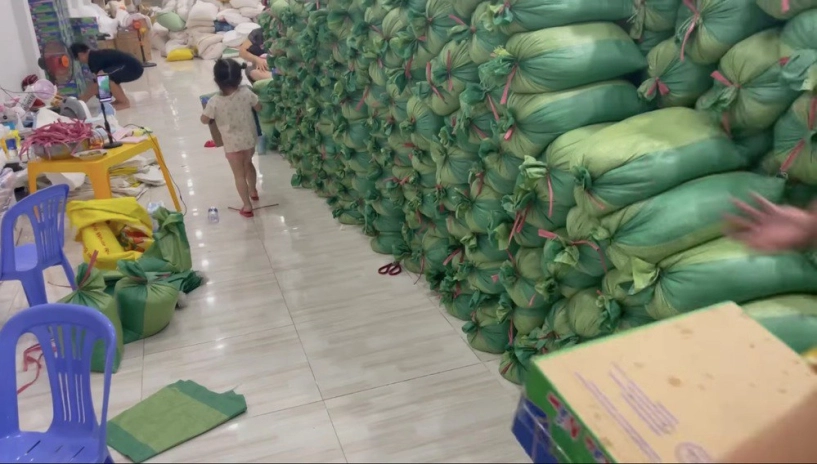Cậu ấm cô chiêu cứu trợ mùa dịch subeo giúp cường đôla phát mì con lệ quyên vác bình oxy - 6