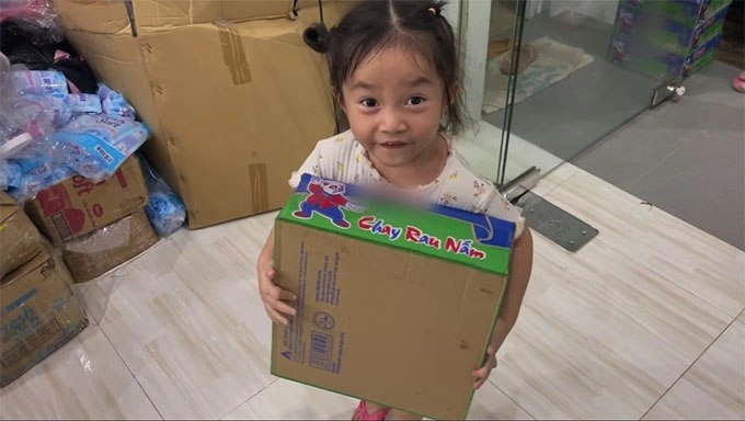 Cậu ấm cô chiêu cứu trợ mùa dịch subeo giúp cường đôla phát mì con lệ quyên vác bình oxy - 7