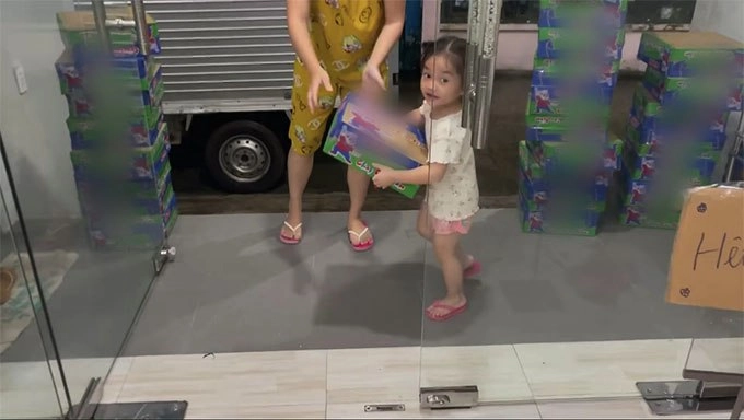 Cậu ấm cô chiêu cứu trợ mùa dịch subeo giúp cường đôla phát mì con lệ quyên vác bình oxy - 8