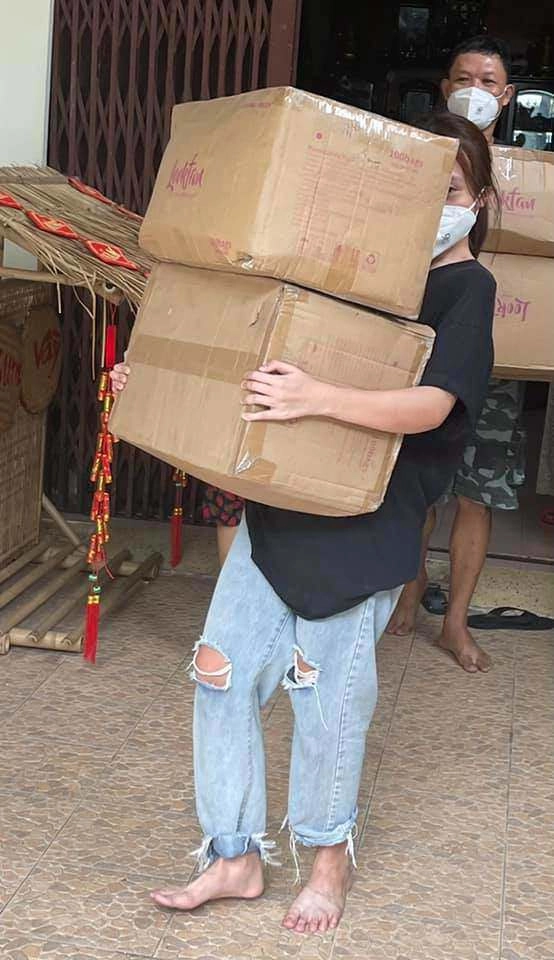 Cậu ấm cô chiêu cứu trợ mùa dịch subeo giúp cường đôla phát mì con lệ quyên vác bình oxy - 11