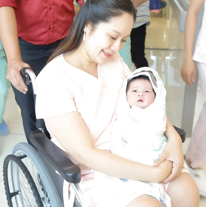 Chào đời 4kg đúng mùng 3 tết con trai thanh thúy giờ lớn phổng điển trai như bố đức thịnh - 1