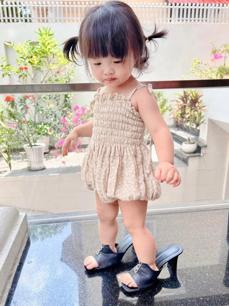 Con gái đông nhi xỏ cao gót của bà ngoại trổ tài catwalk thần thái không thua người mẫu chuyên nghiệp - 2