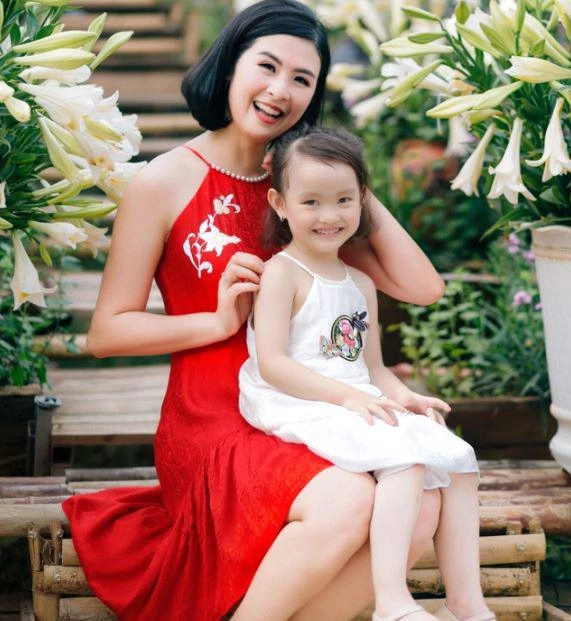 Con gái nuôi hoa hậu ngọc hân 6tuổi mặt đẹp như tranh có đôi tai phú quý - 1