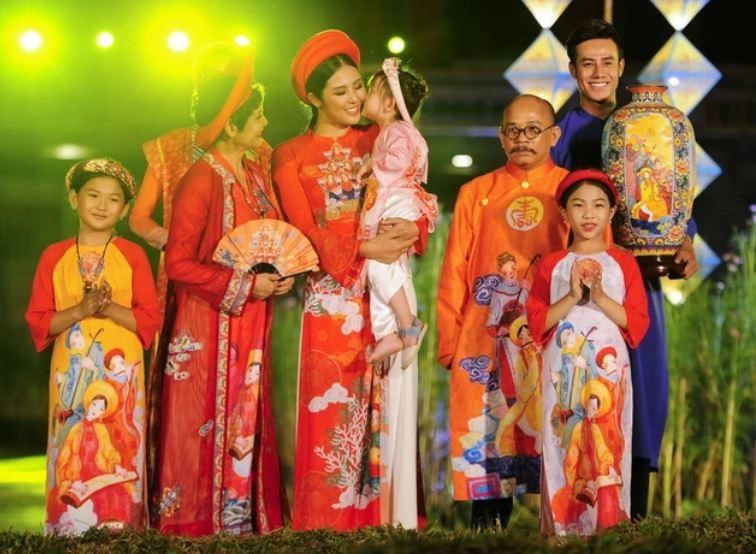 Con gái nuôi hoa hậu ngọc hân 6tuổi mặt đẹp như tranh có đôi tai phú quý - 8