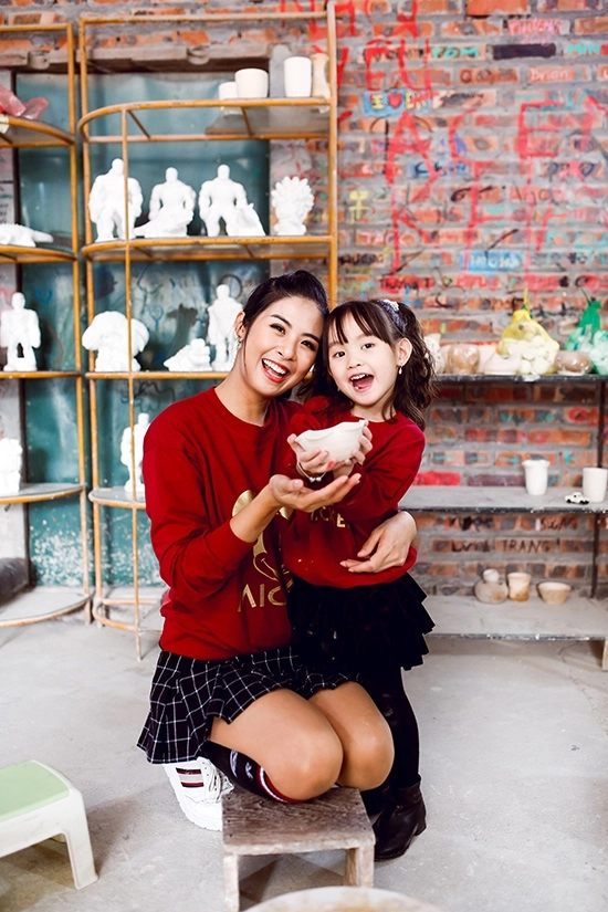 Con gái nuôi hoa hậu ngọc hân 6tuổi mặt đẹp như tranh có đôi tai phú quý - 9