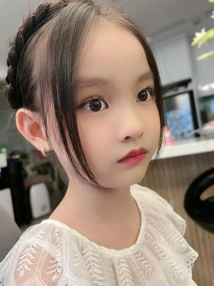 Con gái nuôi hoa hậu ngọc hân 6tuổi mặt đẹp như tranh có đôi tai phú quý - 10