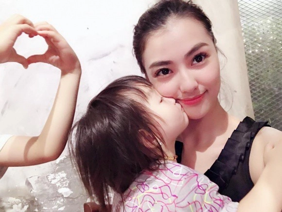 Con gái nuôi hoa hậu ngọc hân 6tuổi mặt đẹp như tranh có đôi tai phú quý - 14