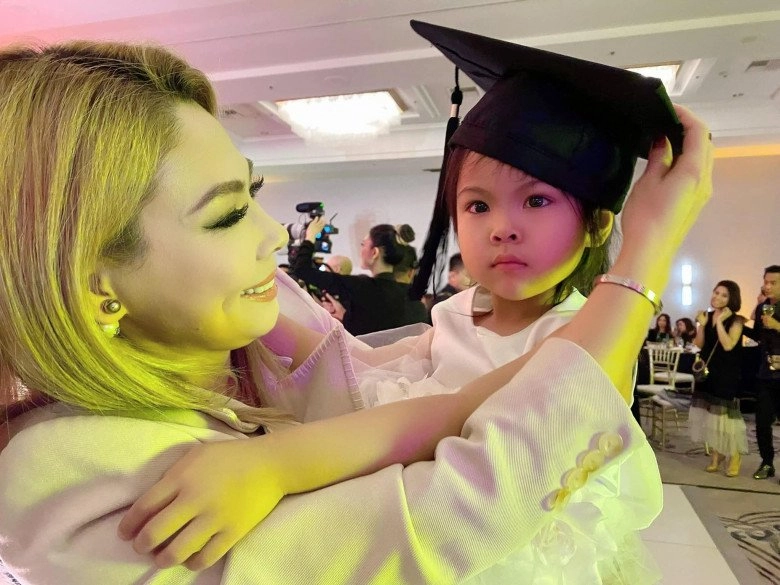 Con gái thanh thảo 4tuổi chơi môn thể thao quý tộc nhưng dàn siêu xe phía sau mới đẳng cấp - 9
