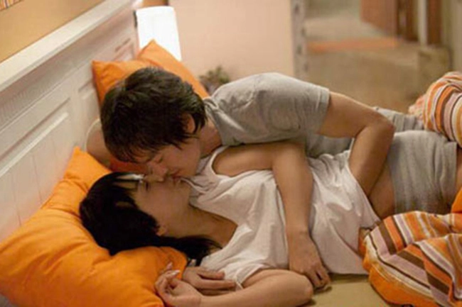 Con hỏi sao bố lại nằm đè lên mẹ người mẹ nhanh trí trả lời nhưng hôm sau hối hận - 1