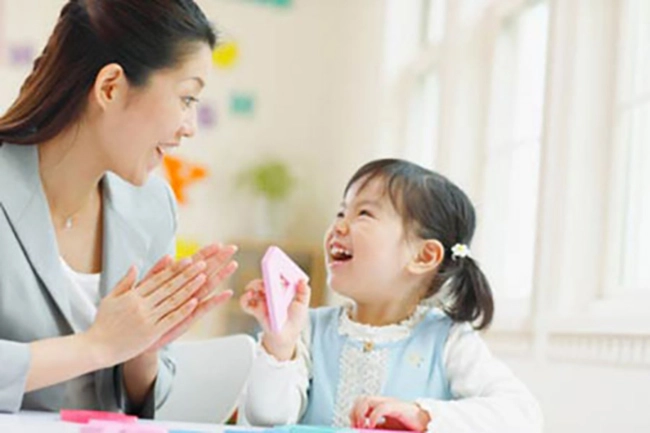 Con hỏi sao bố lại nằm đè lên mẹ người mẹ nhanh trí trả lời nhưng hôm sau hối hận - 3