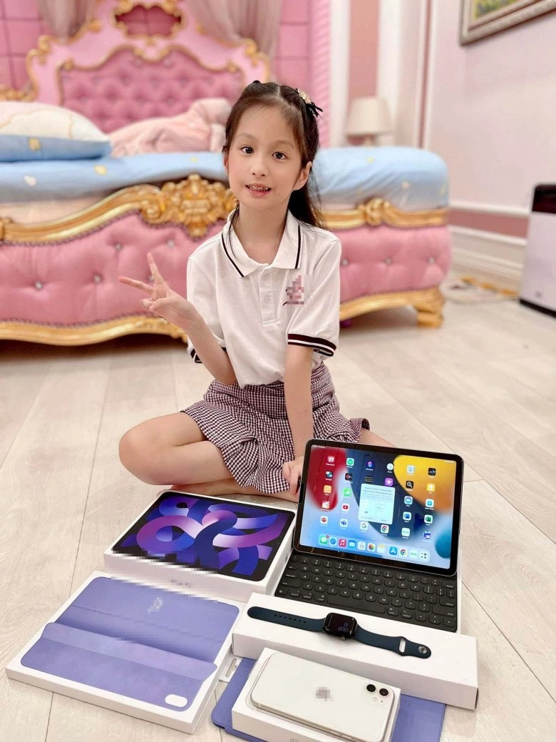 Đại gia quận 7 đoàn di băng đón con muộn 1 tiếng mua quà 50 triệu để đền bù - 1